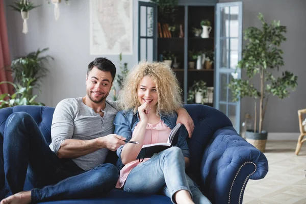 Young Married Couple Notebook Counting Finances Payments Time Weekends Home — Foto de Stock