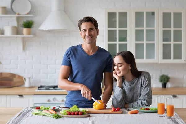 Beautiful Young Couple Cooking Vegetable Salad While Standing Kitchen Home — Foto Stock