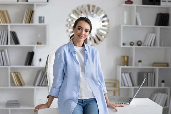 Pewna Siebie Uśmiechnięta Bizneswoman Niebieskiej Koszuli Złożonymi Ramionami Biurze Domowym — Zdjęcie stockowe
