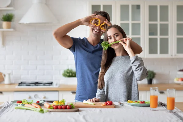 Handsome Man Attractive Young Woman Having Fun Making Salad Together — 스톡 사진