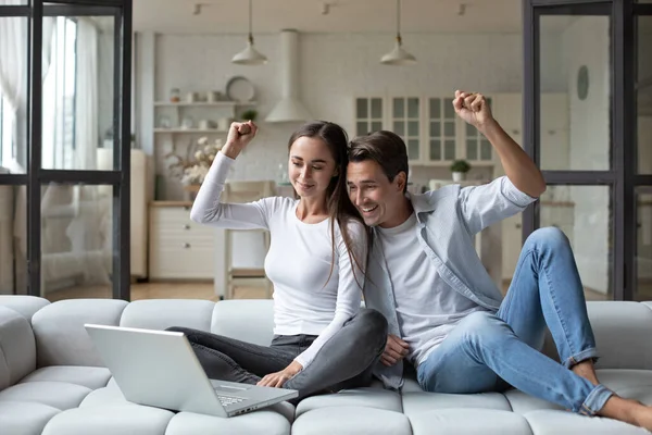 Feliz Pareja Feliz Celebrando Apuestas Línea Lotería Oferta Ganar Sentado — Foto de Stock