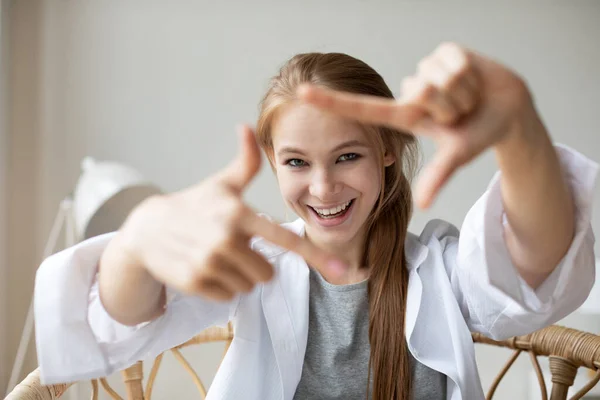 Glad Kvinna Gör Ram Med Fingrar Vardagsrummet Gör Videosamtal Livsstil — Stockfoto