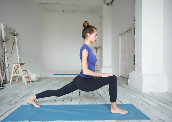 活泼的女人在室内做瑜伽 健康的生活方式 — 图库照片