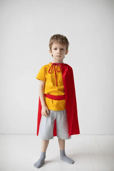 Portret Poważnego Chłopca Ubranego Jak Superbohater Stojącego Przy Białej Ścianie — Zdjęcie stockowe