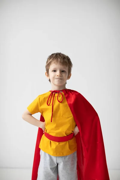 Malý Chlapec Oblečený Jako Superhrdina Stojí Bílé Zdi Baví Doma — Stock fotografie