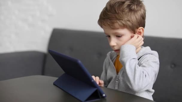 Lindo Niño Usando Almohadilla Niño Juega Tableta Digital Casa Tiempo — Vídeos de Stock