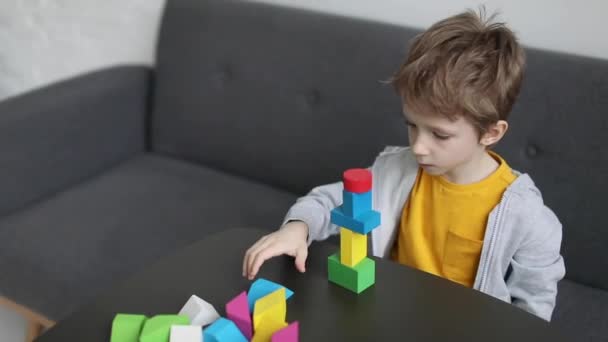 Μικρό Αγόρι Κτίριο Κατασκευαστής Ξύλινων Μπλοκ Στο Σπίτι Απολαμβάνοντας Αναπτυξιακές — Αρχείο Βίντεο