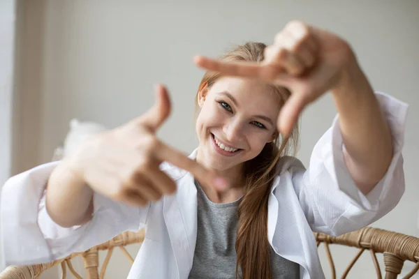 Усміхнена Молода Жінка Робить Рамку Пальцями Вдома Щасливе Життя — стокове фото