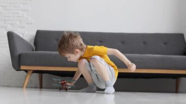 Çocuk evde oyuncak bir uçakla oynuyor. Rüya ve seyahat kavramı