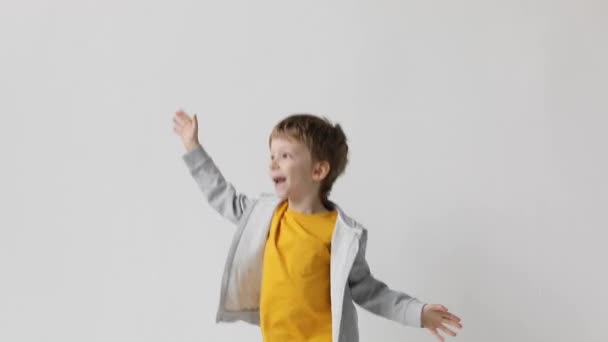 喜んで彼の腕を振ってジャンプ幸せな陽気な少年は 勝利を祝う ああ夢は叶う — ストック動画