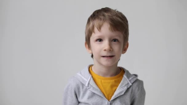 Cute Little Boy Pokazuje Kciuki Górę Gest Szczęśliwy Wyraz Twarzy — Wideo stockowe