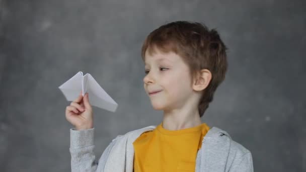 Радісний Мрійливий Хлопчик Запускає Паперовий Літак Вільний Політ Стильному Сірому — стокове відео