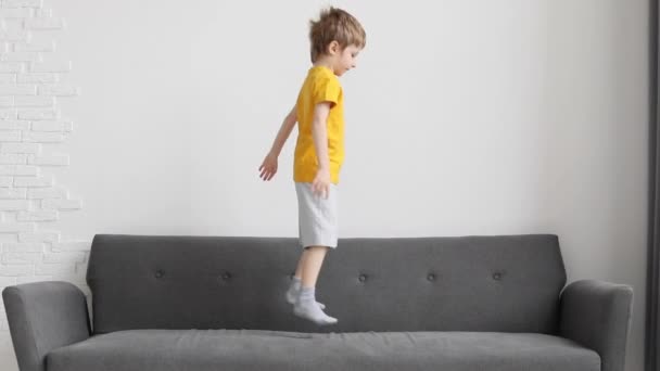 Çocuk Çocuk Evdeki Oturma Odasındaki Kanepede Zıplayıp Oynuyor Mutlu Çocukluk — Stok video