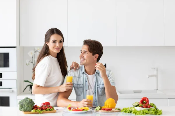 Giovane Coppia Colazione Cucina Mangiare Cibo Sano Longevità — Foto Stock