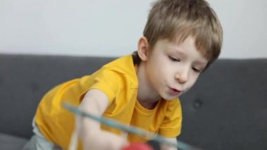 Çocuk evde oyuncak bir uçakla oynuyor. Rüya ve seyahat kavramı