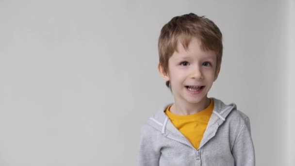 Gelukkig Vrolijk Kind Kijken Camera Heft Handen Verheugende Prestatie Indoor — Stockvideo