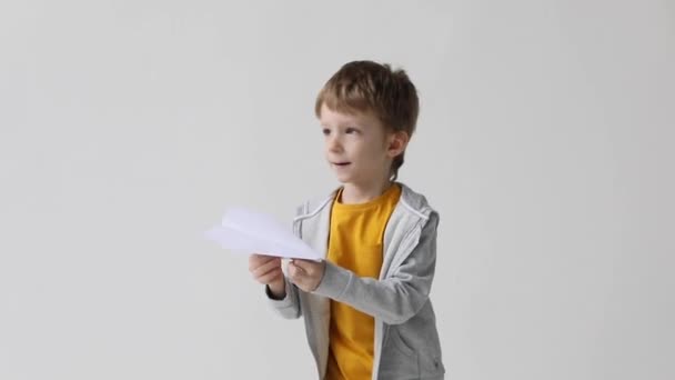 Netter Kleiner Junge Hat Spaß Startet Ein Papierflugzeug Spielt Nach — Stockvideo