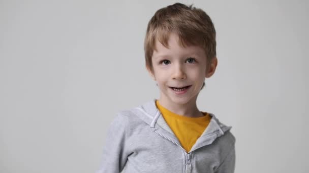Criança Mostra Polegares Para Cima Gesto Emoção Expressão Facial Feliz — Vídeo de Stock