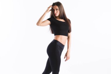 Siyah spor giyimli güzel bir kadın beyaz arka planda izole edilmiş..