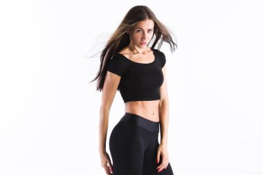 Siyah spor giyimli güzel bir kadın beyaz arka planda izole edilmiş..