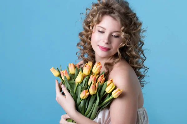 Attractive Woman Blonde Curly Hair Holding Bouquet Flowers Blue Background — Stock Photo, Image