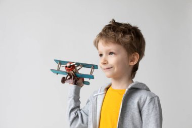 Mutlu çocuk içeride uçakta oynuyor. Hayaller ve hayal gücü.