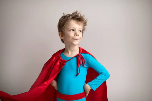 小さな子供がスーパーヒーローを演じてる 動機付けの概念 — ストック写真