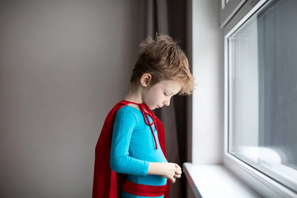 Fica Casa Pequeno Menino Super Herói Uma Capa Vermelha Sozinho — Fotografia de Stock