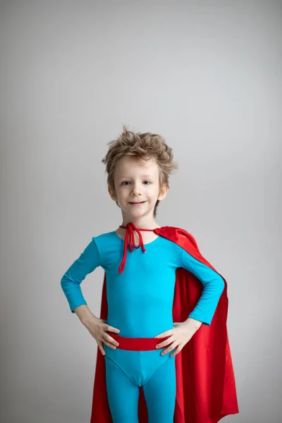 Superhéroe Kid Niño Ensueño Capa Roja Contra Una Pared Gris — Foto de Stock