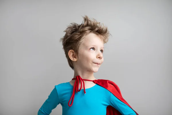 クローズアップポートレートスーパーヒーローの子供 灰色の壁に対して赤いケープで夢の少年 動機付けの概念 — ストック写真