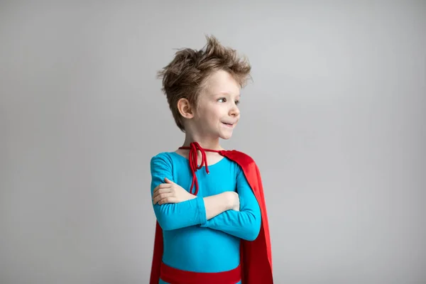 Mały Bohater Czerwonej Pelerynie Szczęśliwe Uśmiechnięte Dziecko Sukces Koncepcja Motywacji — Zdjęcie stockowe