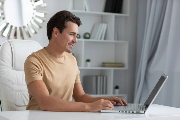 Retrato Jovem Com Laptop Freelancer Trabalho Remoto Numa Pandemia — Fotografia de Stock