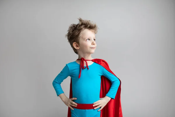 小さな子供がスーパーヒーローを演じてる 動機付けの概念 — ストック写真