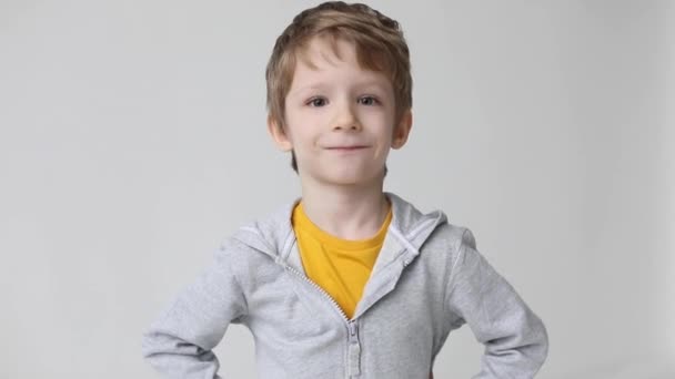 子供達は好き 明るい男の子ジェスチャー親指アップ上の白い壁の背景 承認コンセプト — ストック動画