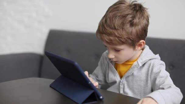 Rapazinho Está Jogar Num Tablet Digital Tecnologias Educativas Infantis Modernas — Vídeo de Stock