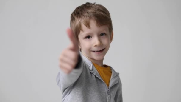Çocuk Başparmak Hareketi Mutlu Yüz Ifadesi Gülen Yüz Ifadesi Gösterir — Stok video
