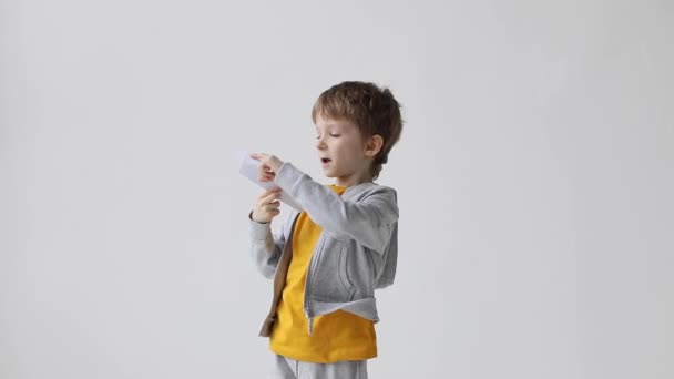 Aranyos Kisfiú Indított Papírrepülőt Repülni Fehér Háttér Otthon Kifejező Boldogság — Stock videók