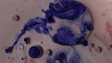 Renkli ışıl ışıl boyalar güzel desenlere karışıp makro bir dünyada kozmik gezegenler yaratıyorlar. Soyut şaşırtıcı dokular ve tasarım.