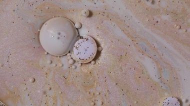 Renkli baloncuklardan oluşan fantastik bir yapı hareket halinde. Şaşırtıcı dokular yağ arkaplanını kabartır.