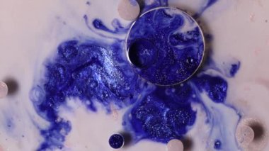 Renkli ışıl ışıl boyalar güzel desenlere karışıp makro bir dünyada kozmik gezegenler yaratıyorlar. Soyut şaşırtıcı dokular ve tasarım.