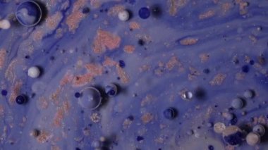 Renkli kabarcıklardan oluşan fantastik bir yapı. Soyut renkli boyalar. Üst görünüm.