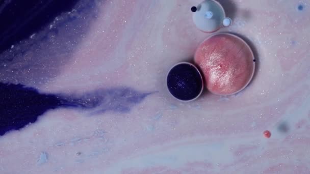 蓝色和粉色墨水气泡的移动与宇宙行星相似 摘要背景 顶部视图 — 图库视频影像