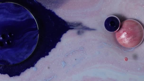 Рухомі Блакитні Рожеві Чорнильні Бульбашки Нагадують Космічні Планети Абстрактний Фон — стокове відео