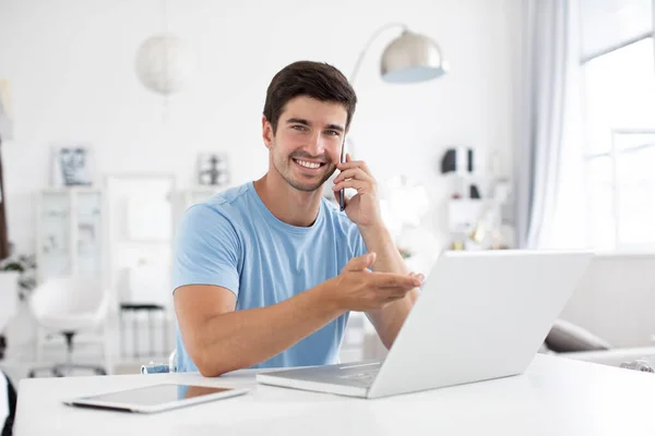 Jovem Empresário Com Laptop Conversando Telefone Escritório Casa Trabalho Remoto — Fotografia de Stock