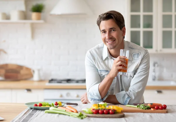 Uomo Cucina Con Succo Arancia Mentre Prepara Una Colazione Base — Foto Stock