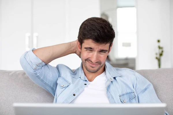 Visão Frontal Headshot Jovem Homem Pensativo Olhando Para Tela Laptop — Fotografia de Stock