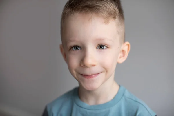 笑顔の男の子の肖像5 7歳灰色の背景にクローズアップ — ストック写真
