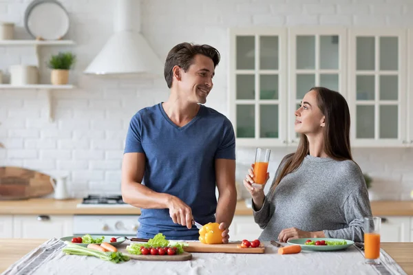 Romantica Giovane Coppia Che Cucina Insieme Cucina Divertendosi Insieme Alimentazione — Foto Stock