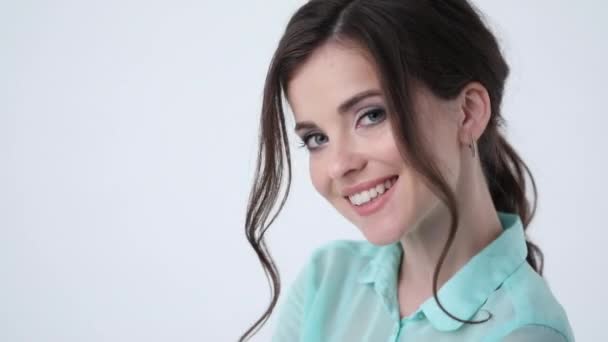Smuk Ung Kvinde Tæt Slowmotion Smilende Pige – Stock-video