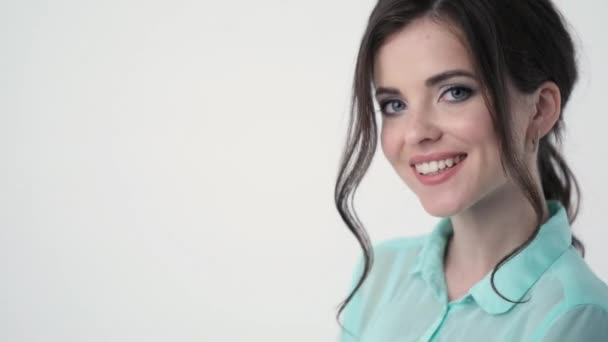 Schönheit Frau Gesicht Nahaufnahme Zeitlupe Lächelndes Mädchen — Stockvideo
